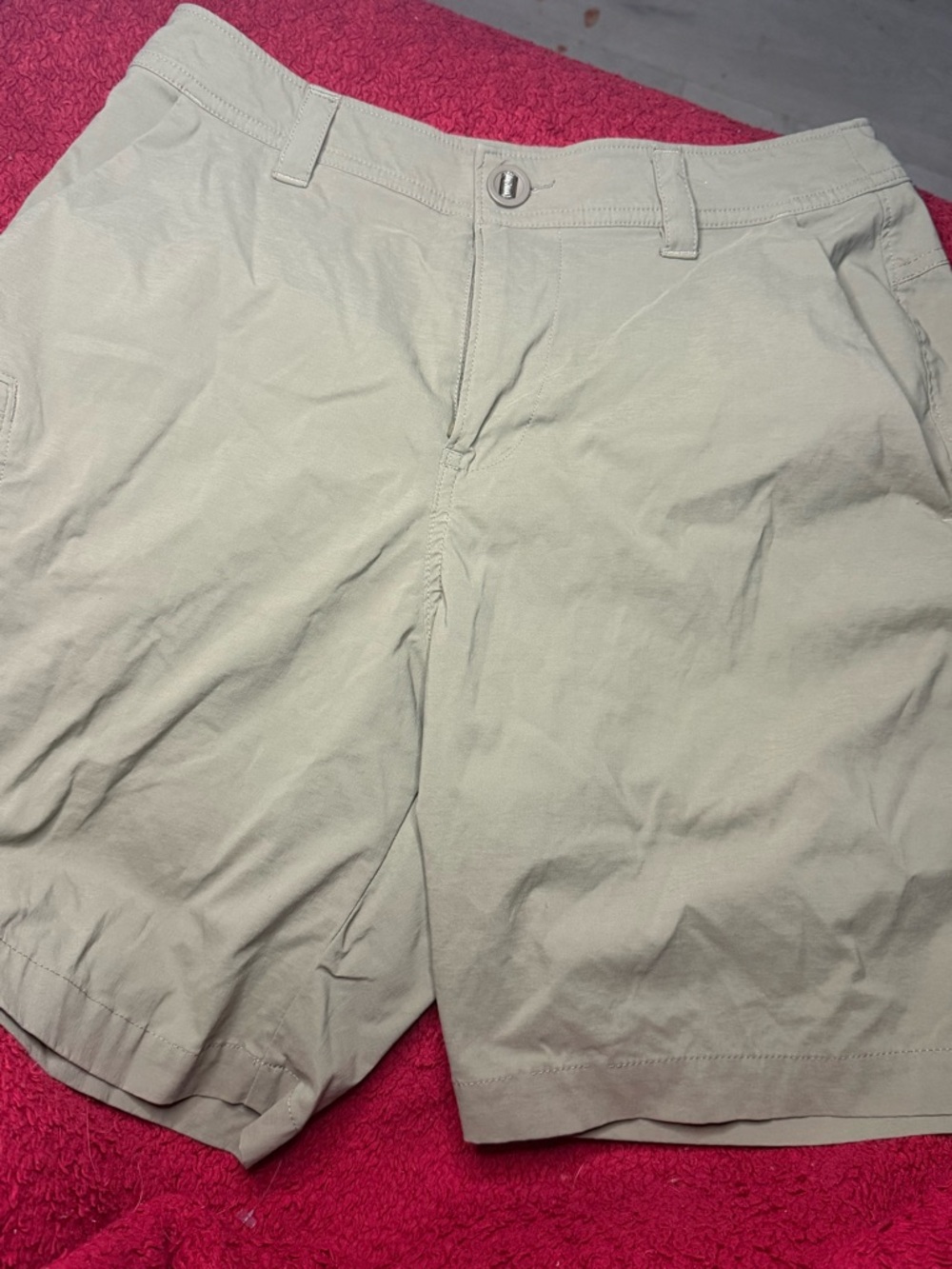 UNDER ARMOR Men's Lightweight Khaki Shorts